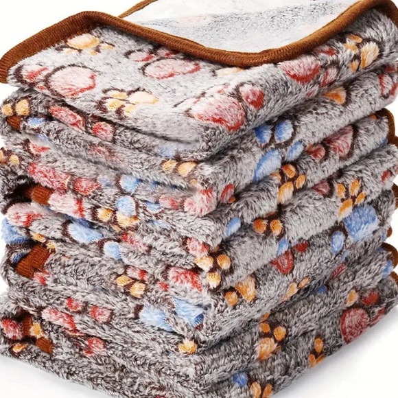 Pet blanket with paw prints, NWT - Picture 6 of 10